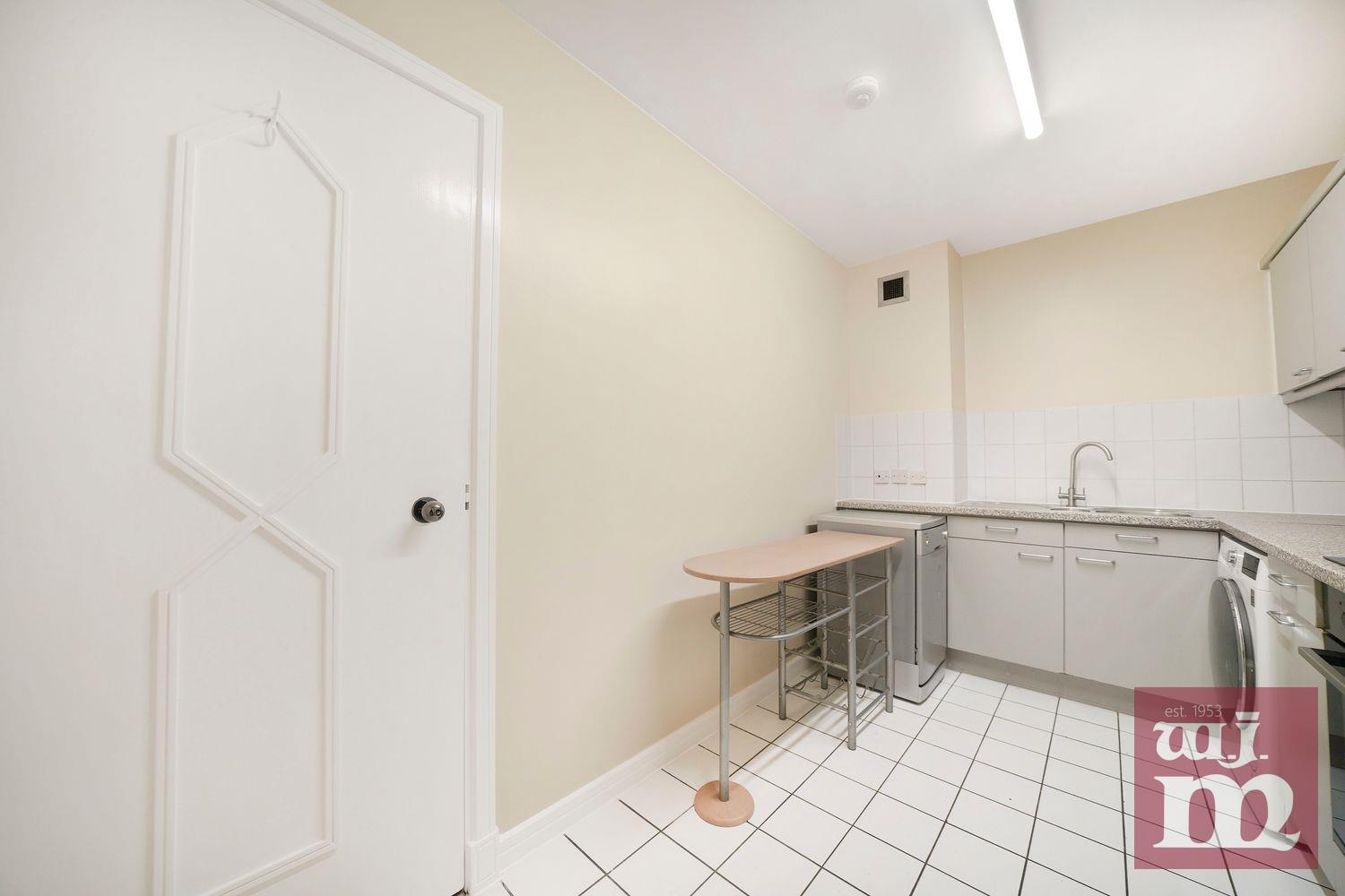 1 bed property in Hera Court, Canary Wharf